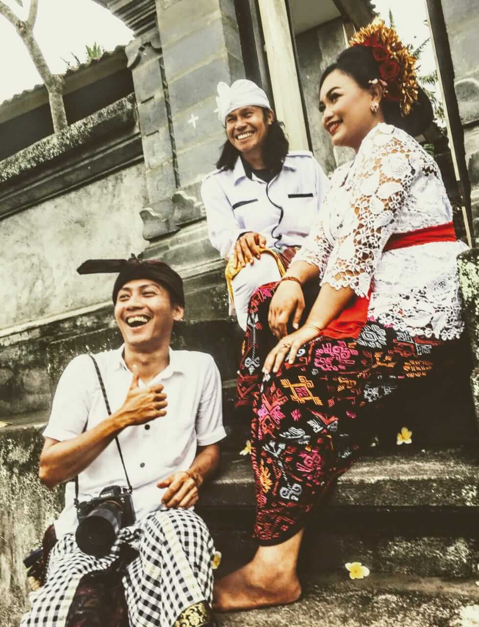 Sahabat alumni duduk berdampingan dengan penuh nostalgia, mengingat awal mula persahabatan mereka sejak masa kuliah.