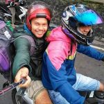 Andri dan Moonstar berpose di atas motor KLX, simbol perjalanan dan kolaborasi yang mengantar mereka pada lahirnya portal Mantrabali.