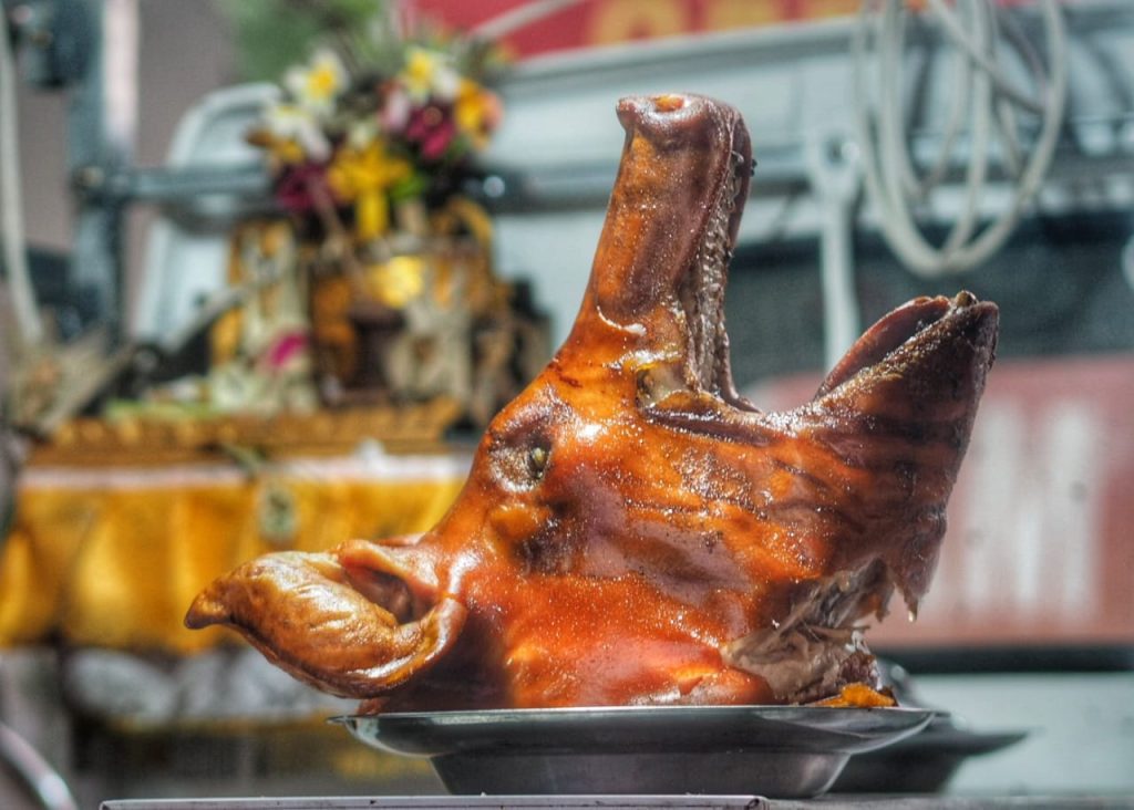 Babi guling bakar khas Bali dengan kulit renyah dan rempah tradisional.