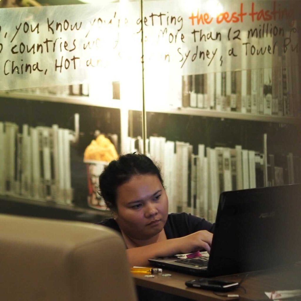 Dorris Jane berada di dalam ruang utama Berliner Dom, dikelilingi oleh interior megah dan ornamen arsitektur klasik.