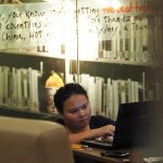 Dorris Jane berada di dalam ruang utama Berliner Dom, dikelilingi oleh interior megah dan ornamen arsitektur klasik.