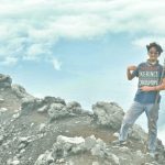 Pendaki di puncak Gunung Rinjani 3.805 mdpl, merayakan pencapaian di tengah dinginnya udara.