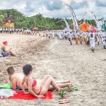 Masyarakat Bali dari berbagai latar belakang hidup berdampingan di tengah suasana adat dan modernisasi.