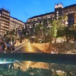 Suasana malam di Hotel Kempinski dengan pantulan cahaya lampu di permukaan air yang memukau.
