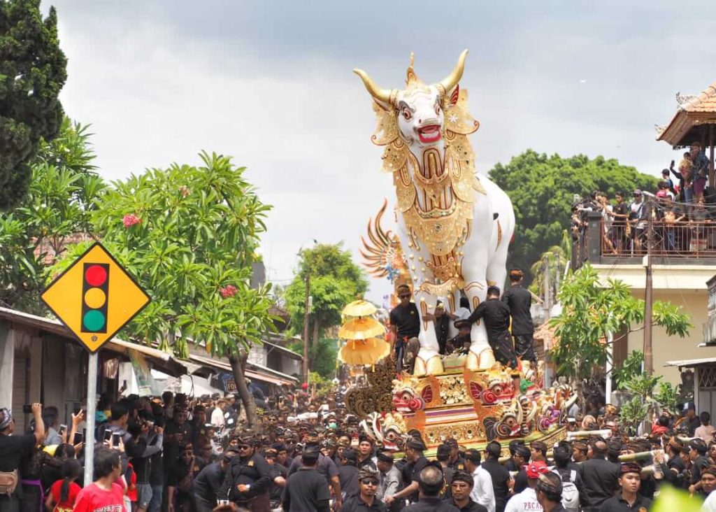 Ribuan warga mengikuti prosesi Ngaben Agung Raja Blah Batu dengan iring-iringan megah dan nuansa sakral di Bali.