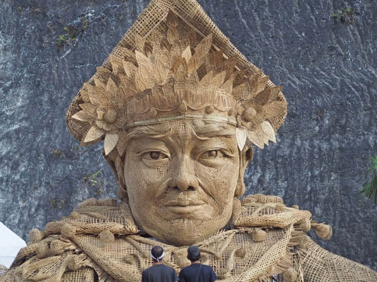 Struktur seni bambu Bali berbentuk instalasi artistik dengan detail geometris di ruang terbuka.
