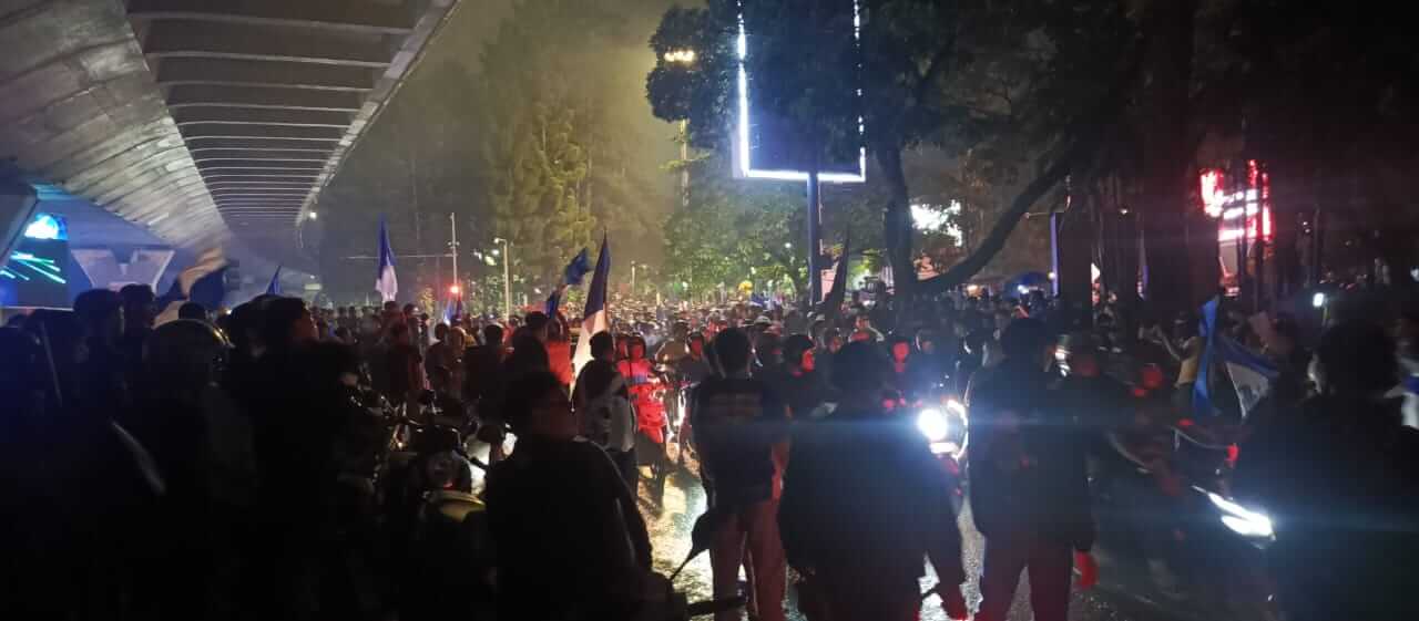 Arakan Bobotoh rayakan Persib juara 2025 di Bandung.