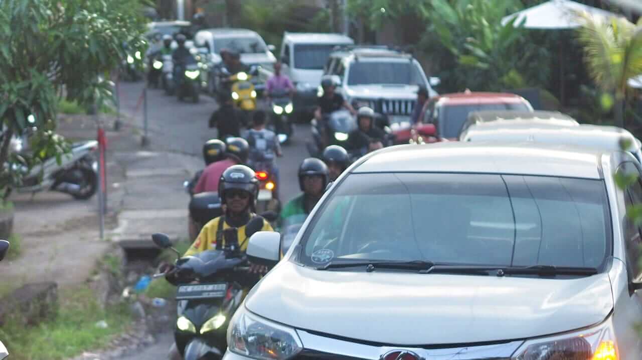 Kemacetan panjang di jalan menuju Pantai Balangan akibat padatnya arus kendaraan wisatawan.