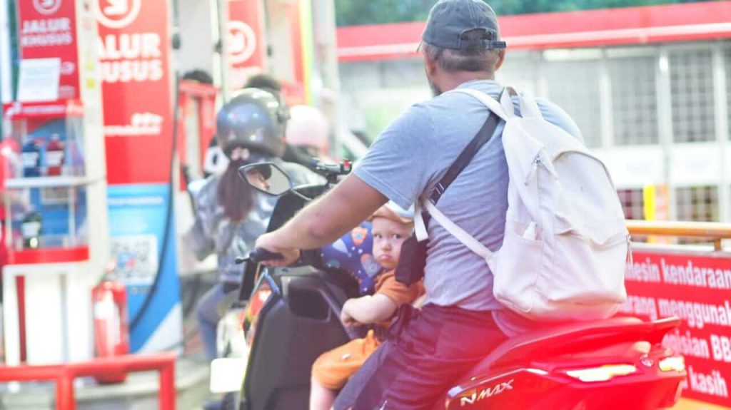 Bule membonceng anak tanpa helm, antre bensin di Bali seperti warga lokal.