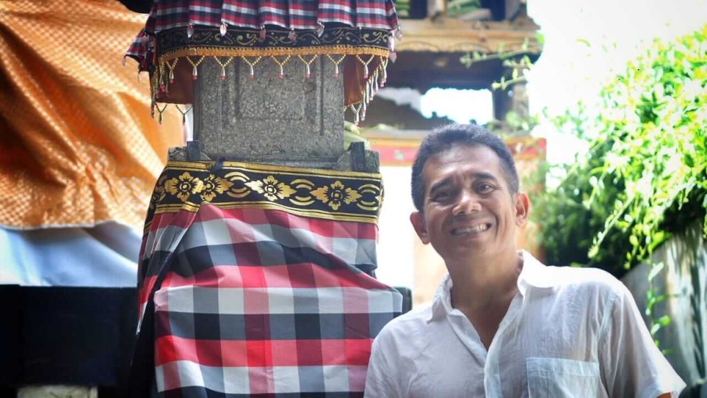 Puja Astawa tersenyum khas, tampil apa adanya di dunia hiburan Bali.