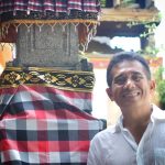 Puja Astawa tersenyum khas, tampil apa adanya di dunia hiburan Bali.