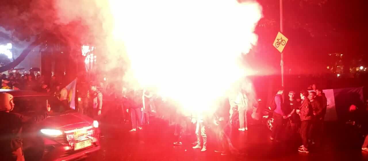 Flare merah menyala dalam perayaan kemenangan Persib oleh Bobotoh.