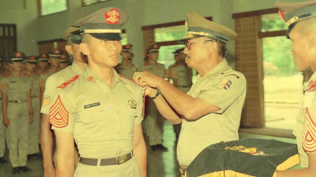 Adeni Muhan saat mengikuti pendidikan tingkat 4 di Akpol, mengenakan seragam lengkap dan berdiri tegap sebagai calon perwira muda Polri.