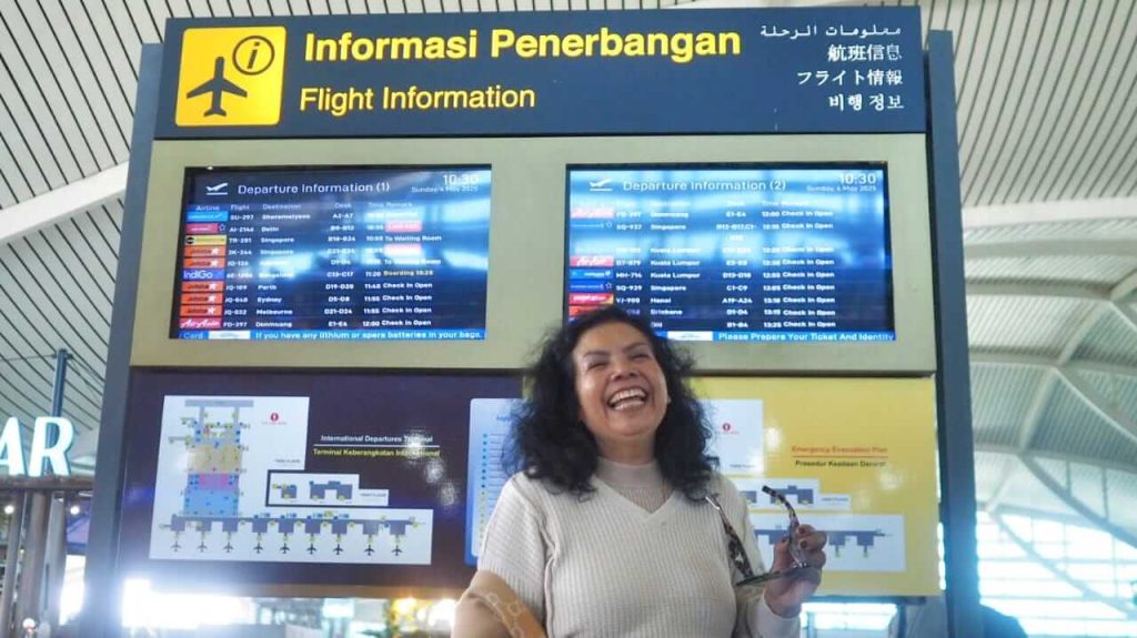 Gusti Ayu Raka Erawati bersiap berangkat ke Australia, simbol ketekunan dan solidaritas keluarga.