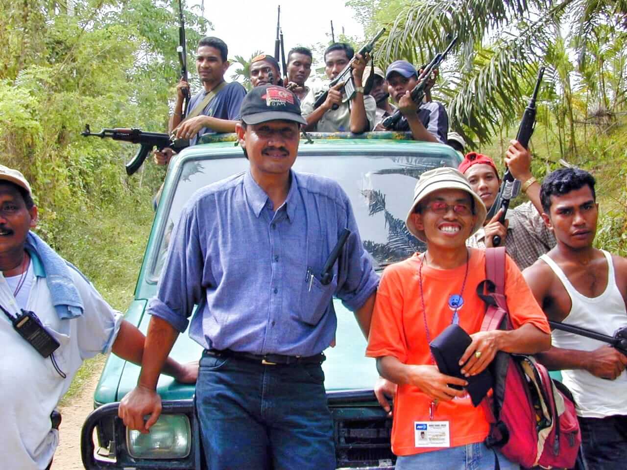 Hotli Simanjuntak bersama petinggi GAM Ishak Daud di markas Gerakan Aceh Merdeka.