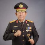 Irjen Pol. Waris Agono berdiri tenang, simbol perjalanan karier yang sarat makna dan integritas.