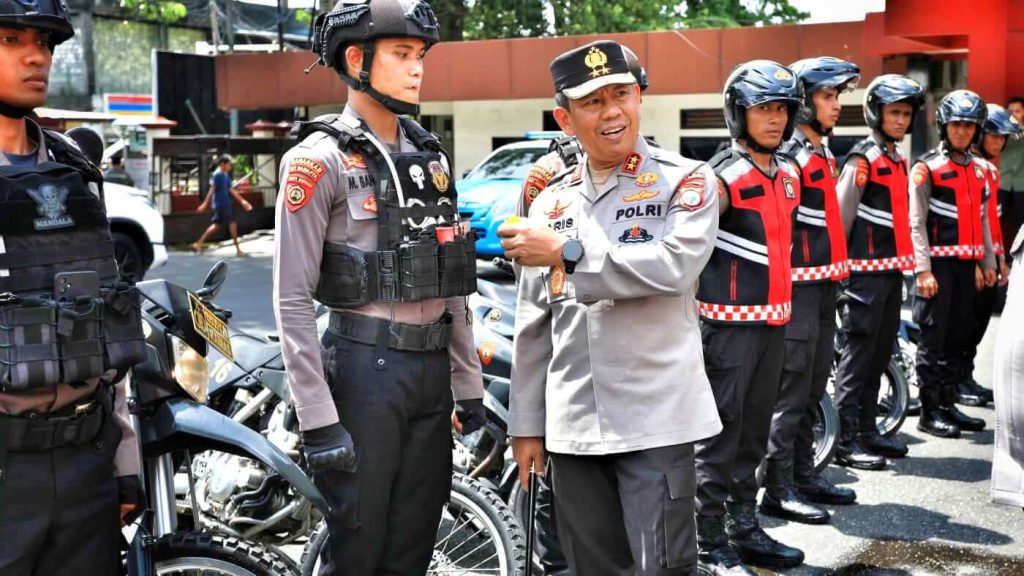 Kapolda Maluku Utara Irjen Pol. Waris Agono memberi arahan langsung kepada personel Samapta dan Tim Patroli Bermotor, tunjukkan kepemimpinan yang dekat dan solutif.