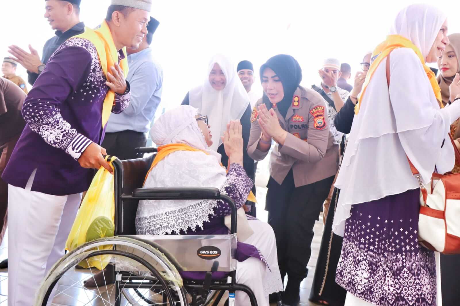 Kapolres Anita Ratna Yulianto hadir dalam pelepasan jamaah haji Kota Ternate.