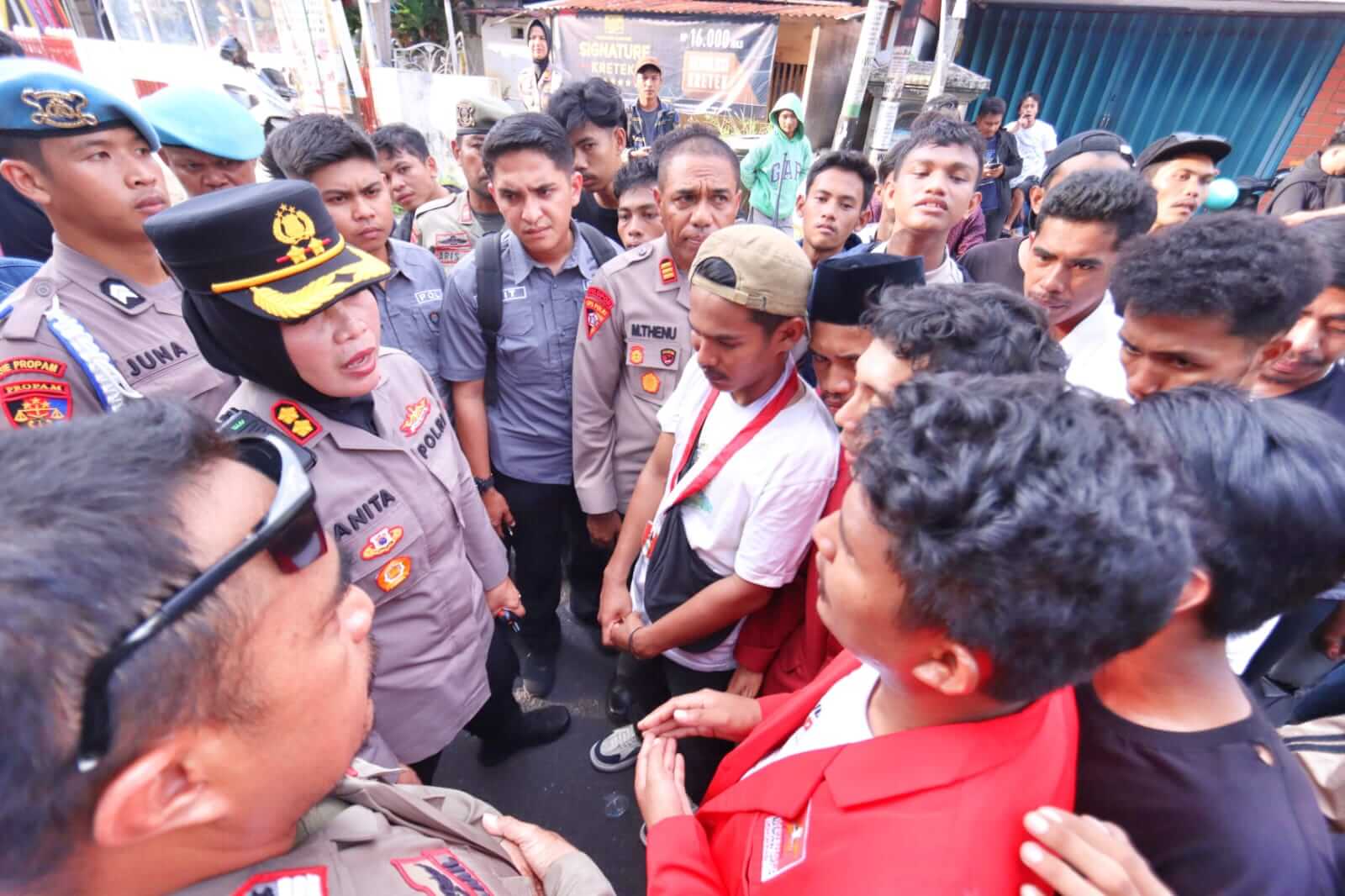 Kapolres Anita Ratna Yulianto berdialog humanis dengan buruh saat aksi May Day.