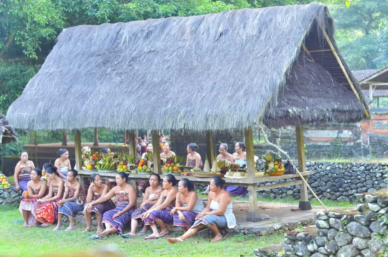 Perempuan desa mengenakan busana adat sebagai simbol pelestarian budaya.
