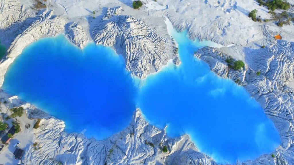 Danau Biru Kaolin di Bangka, lanskap indah bekas penambangan yang terbentuk akibat kerusakan alam.