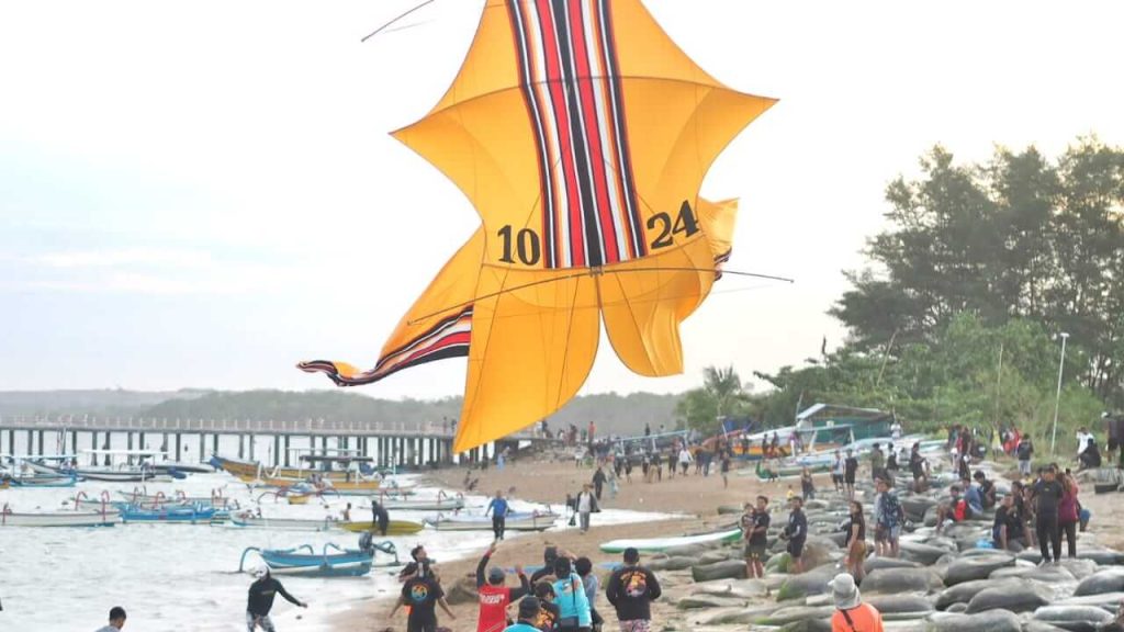 Layang-layang jenis Bebean melayang di langit dalam Ten One Nine Kite Festival.