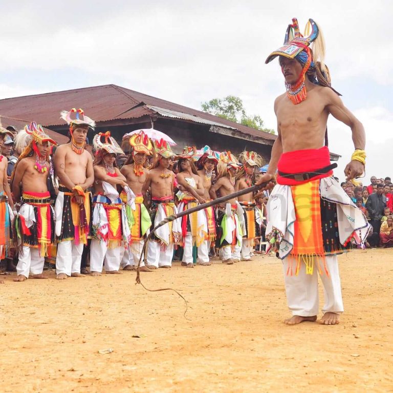 Peserta dan penonton berkumpul di arena Tarian Caci Manggarai, Flores