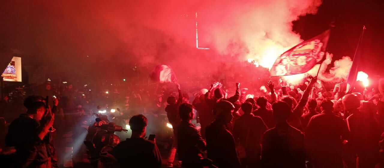 Bobotoh rayakan kemenangan Persib 2025 dengan yel-yel dan kembang api.