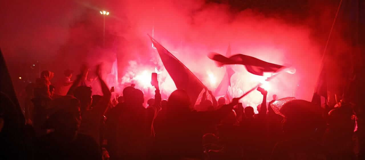 Bobotoh rayakan Persib juara 2025 dengan flare dan bendera.