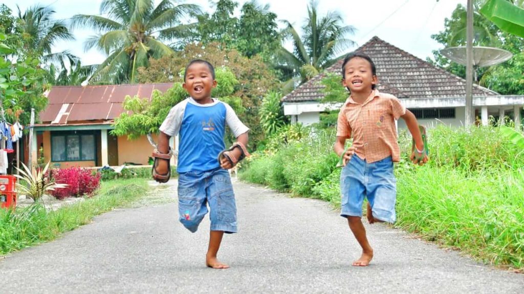 Sapta kecil yang dulu gemar bermain di kampung kini tampil gagah dalam seragam polisi, mencerminkan perjalanan hidup yang penuh tekad dan pengabdian.