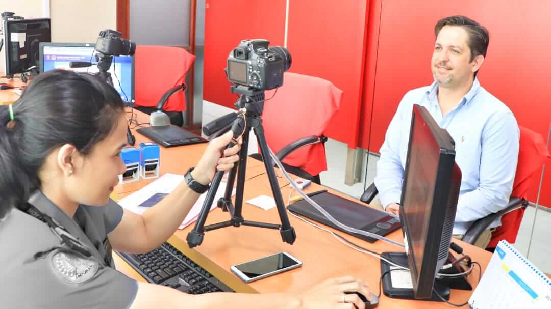 Warga negara asing di kantor imigrasi saat proses pemberian keterangan terkait izin tinggal di Indonesia.