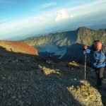 Bebatuan tajam khas lanskap vulkanik menghiasi jalur pendakian dengan medan yang menantang.