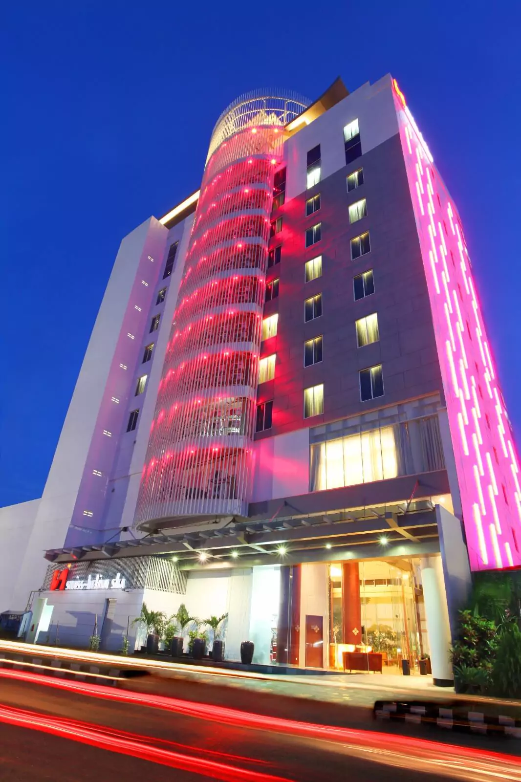 Suasana malam di Hotel Swiss-Belinn SKA Pekanbaru yang berlokasi strategis di pusat kota.