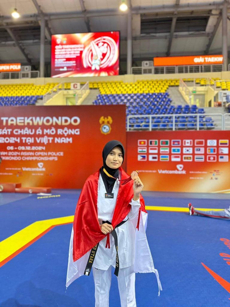 Bripda Ikja Artina W. Kadir memegang medali usai meraih prestasi di Asian Police Games Vietnam.