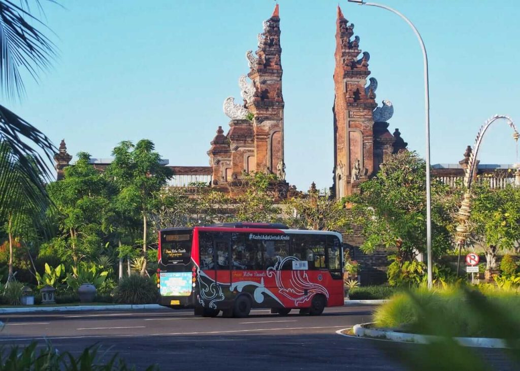 Bus Trans Metro Dewata melintas di kawasan Bandara I Gusti Ngurah Rai, Bali.