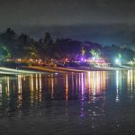 Pantulan cahaya lampu di permukaan pantai Jimbaran saat malam hari.