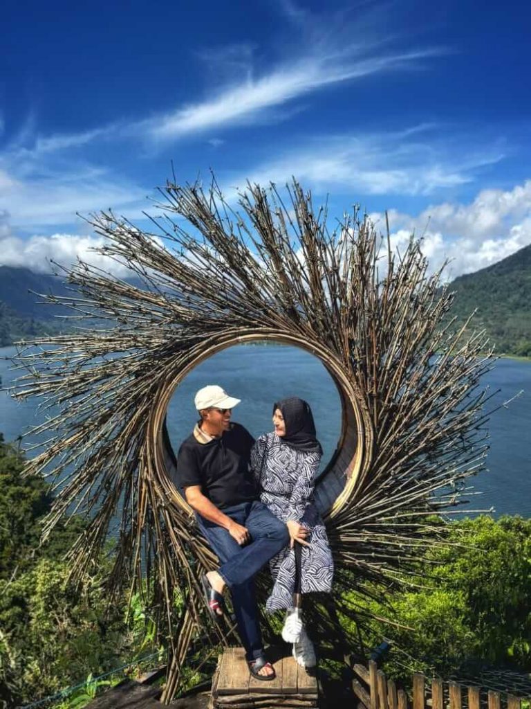 Kombes Pol. Rachmat Hendrawan dan Ny. Haslinda menikmati momen kebersamaan di Danau Beratan, Bali.