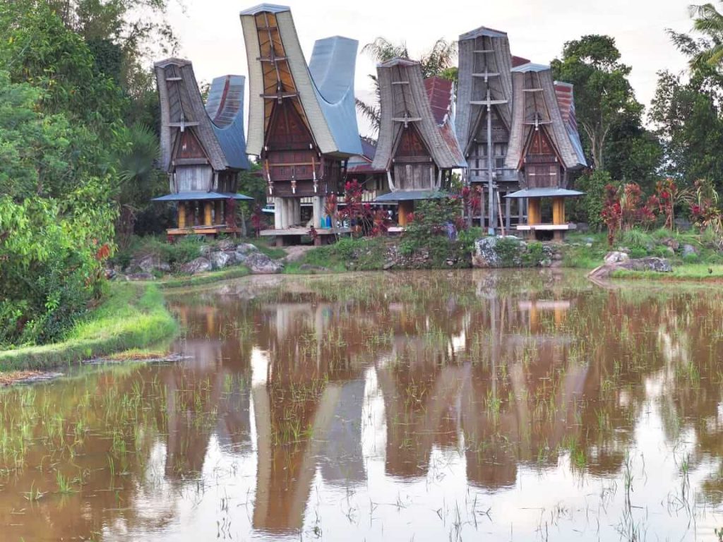 Deretan rumah adat Tongkonan berdiri berdampingan di Kampung Bokin, Toraja.