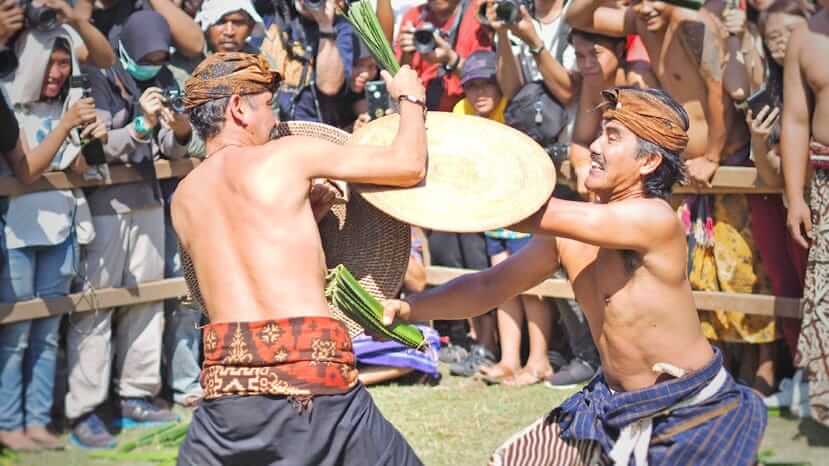Tradisi menggunakan pandan berduri di Desa Tenganan Pegringsingan, Bali.