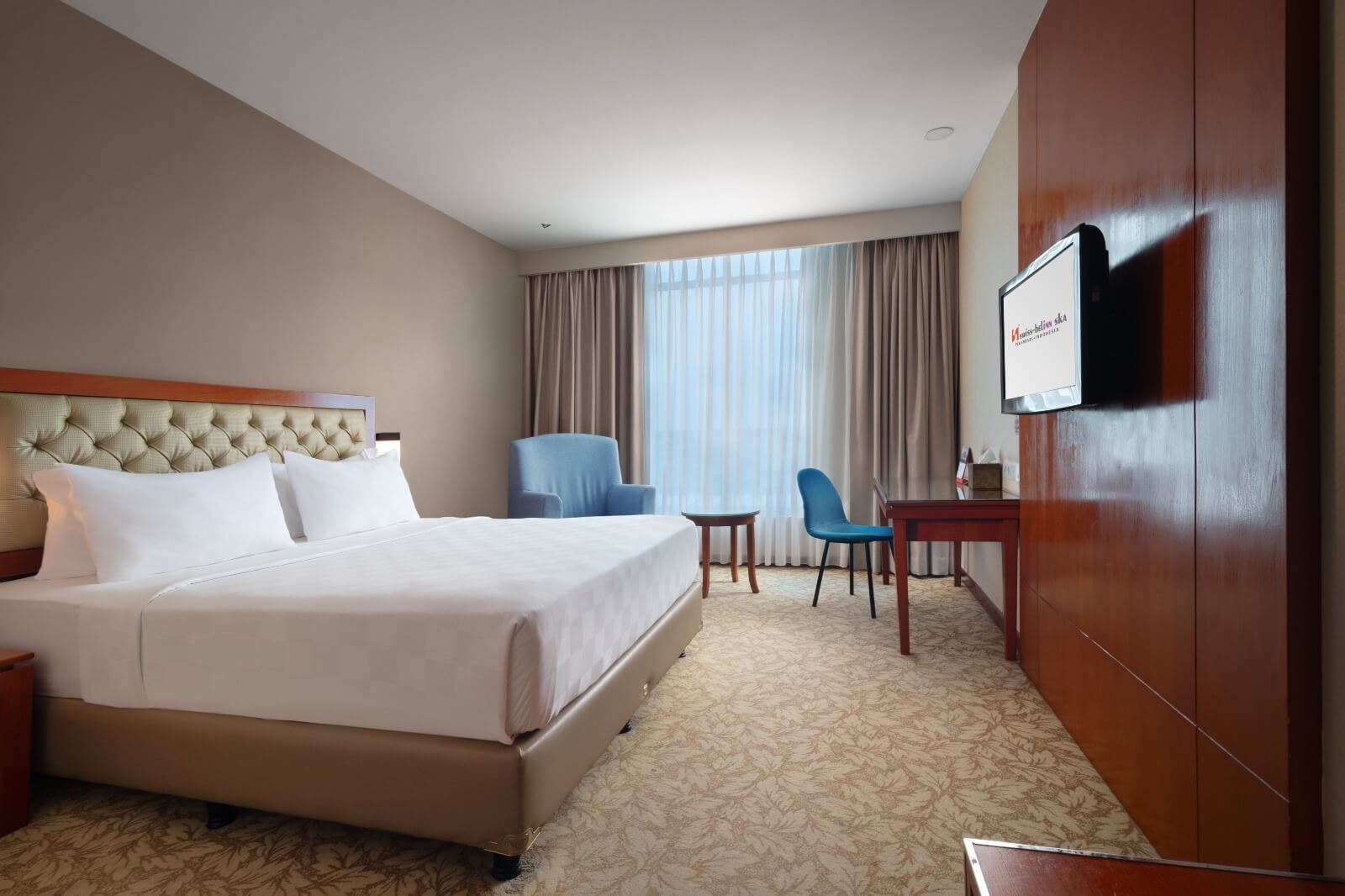 Kamar Grand Deluxe di Swiss-Belinn SKA Pekanbaru dengan desain modern dan fasilitas lengkap.