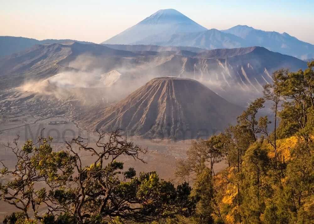 Pemandangan Gunung Bromo di Jawa Timur.