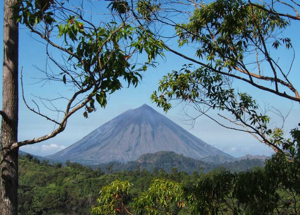 Gunung Inerie menjulang megah di kawasan Bajawa, Pulau Flores, dengan lanskap alam yang dramatis.