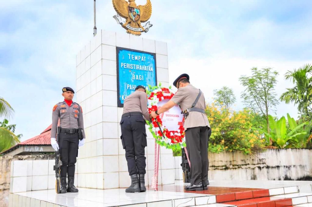 Kapolda Maluku Utara Irjen Pol. Waris Agono memimpin upacara Ziarah Rombongan di TMP Banau, Ternate.