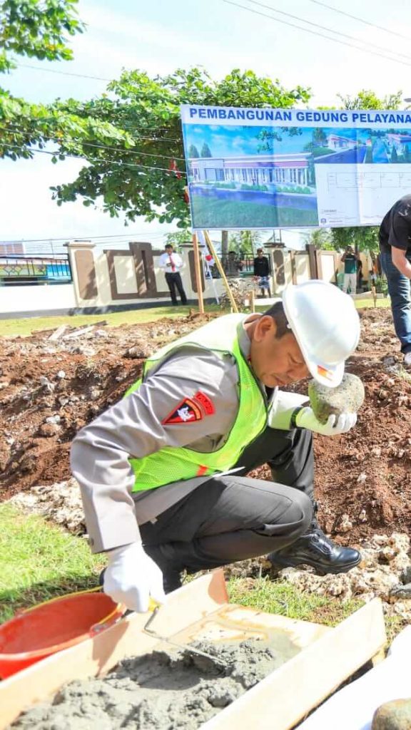 Irjen Pol. Waris Agono melakukan peletakan batu pertama pembangunan SPKT Polres Pulau Morotai.