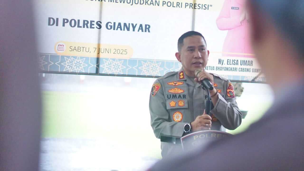 Kapolres Gianyar AKBP Umar memberi arahan di Mapolres Gianyar.