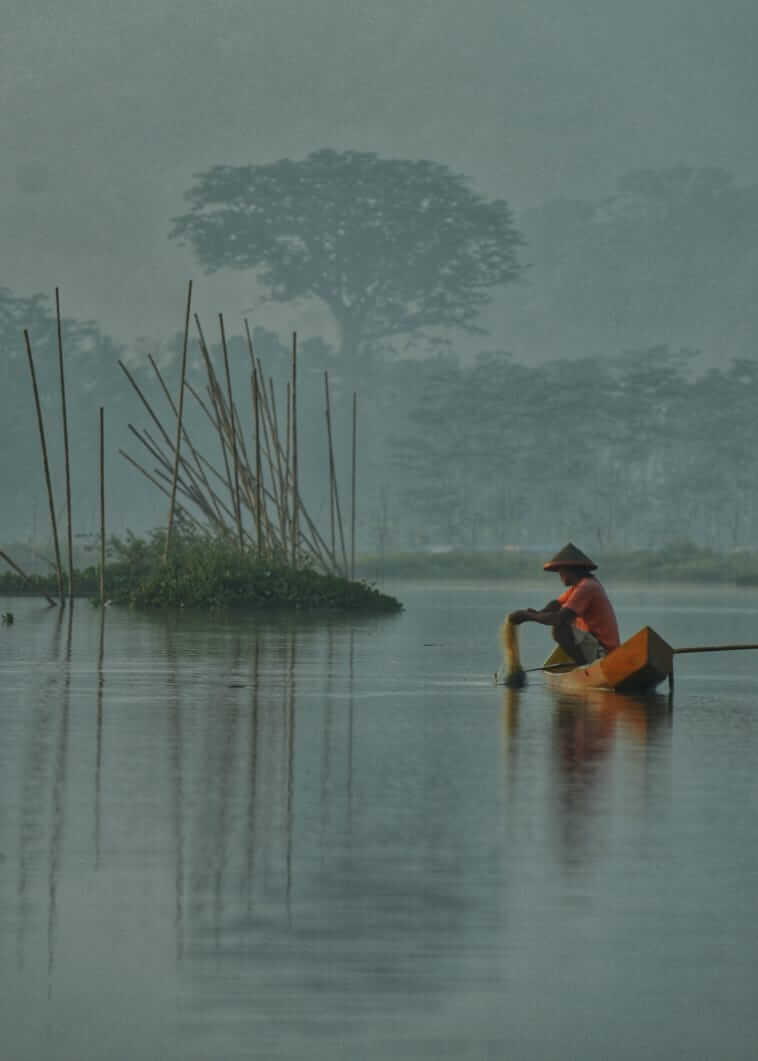 Nelayan mencari ikan pagi hari di Danau Rawa Pening.