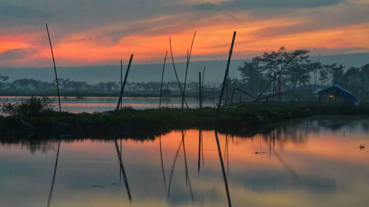 Rawa Pening saat matahari terbit dengan langit berwarna-warni.