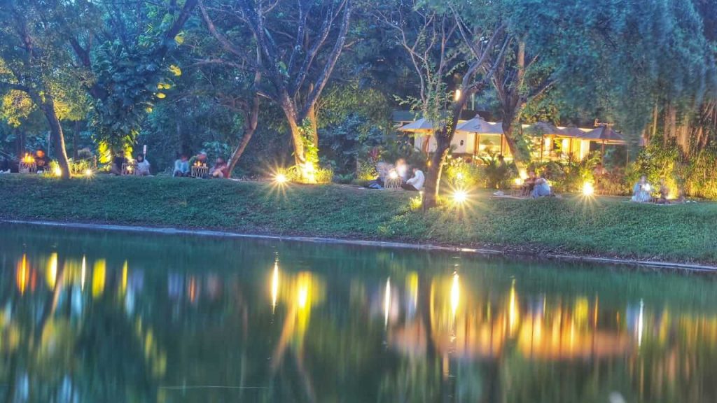 Danau Pecatu Graha diselimuti suasana senja menjelang malam di Bali.