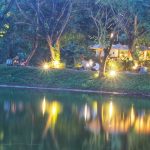 Danau Pecatu Graha diselimuti suasana senja menjelang malam di Bali.