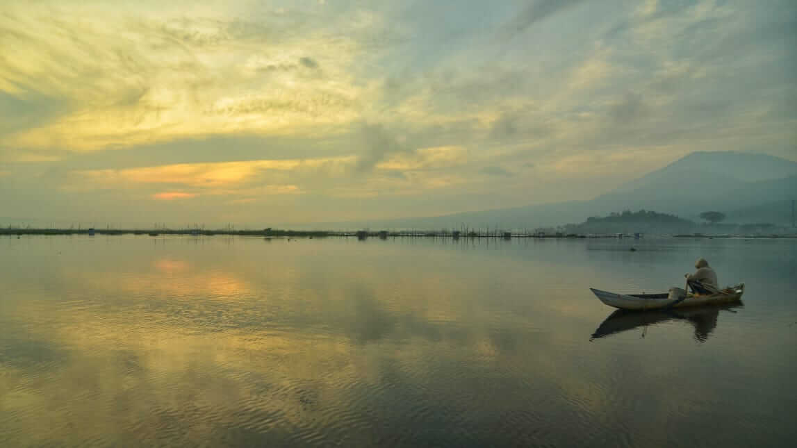 Aktivitas nelayan di Danau Rawa Pening saat matahari terbit.